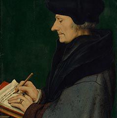 <span class='caption'>Hans Holbein der Jüngere, Bild des schreibenden Erasmus von Rotterdam, 1523</span>Das Porträt im Hintergrund zeigt Erasmus von Rotterdam, einen Humanisten und Gelehrten des 15. Jahrhunderts. Es wiederholt ein Gemälde von Hans Holbein dem Jüngeren, das Schjerfbeck in ihre Komposition einfügt. Das Original hatte sie zuvor im Pariser Louvre studiert.