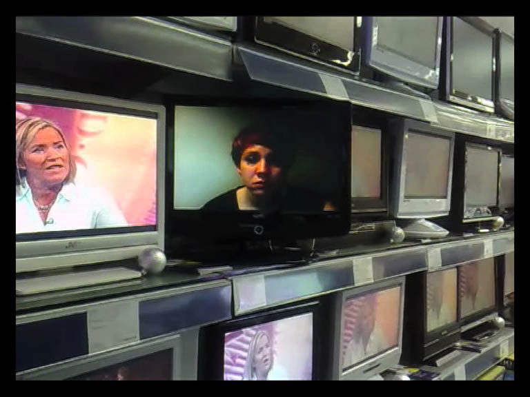 Eine Wand mit mehreren Fernsehern, die unterschiedliche Sendungen ausstrahlen.