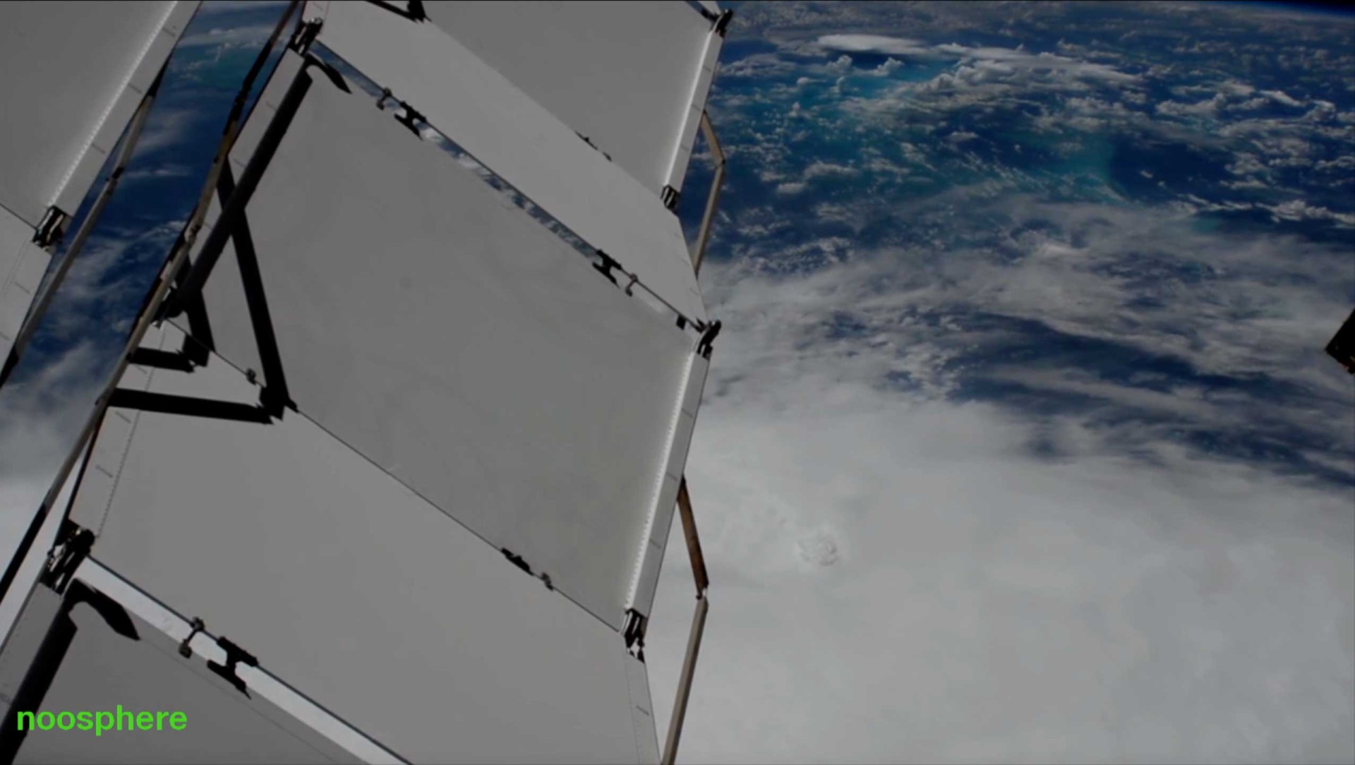 Blick ins Weltall mit Satelliten-Solarmodulen und der Erde im Hintergrund.