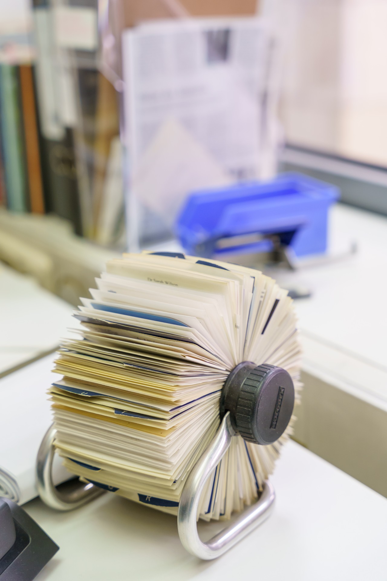 Ein Drehstuhl mit weißen Karteikarten zur Aufbewahrung von Informationen oder Kontakten.