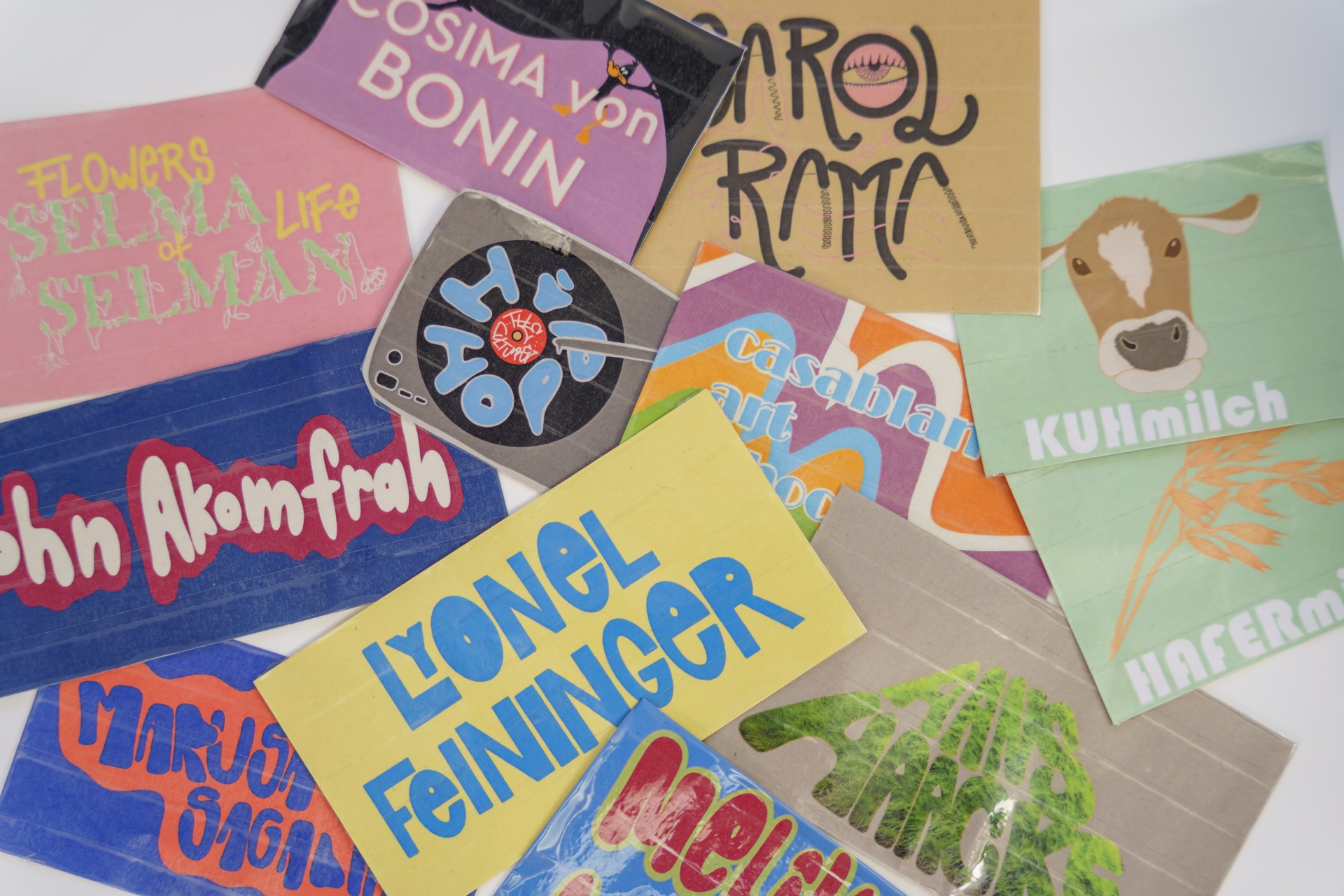 Bunte Karten mit kreativen Namen und Motiven, angeordnet auf einem hellen Hintergrund.