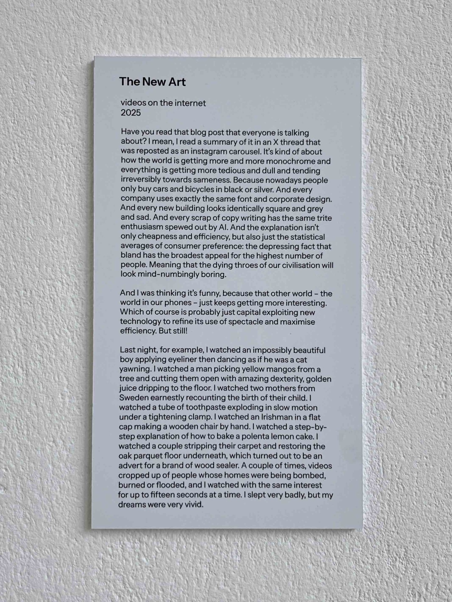 Text über die Monotonie moderner Kunst und fesselnde Internetvideos aus dem Jahr 2025.