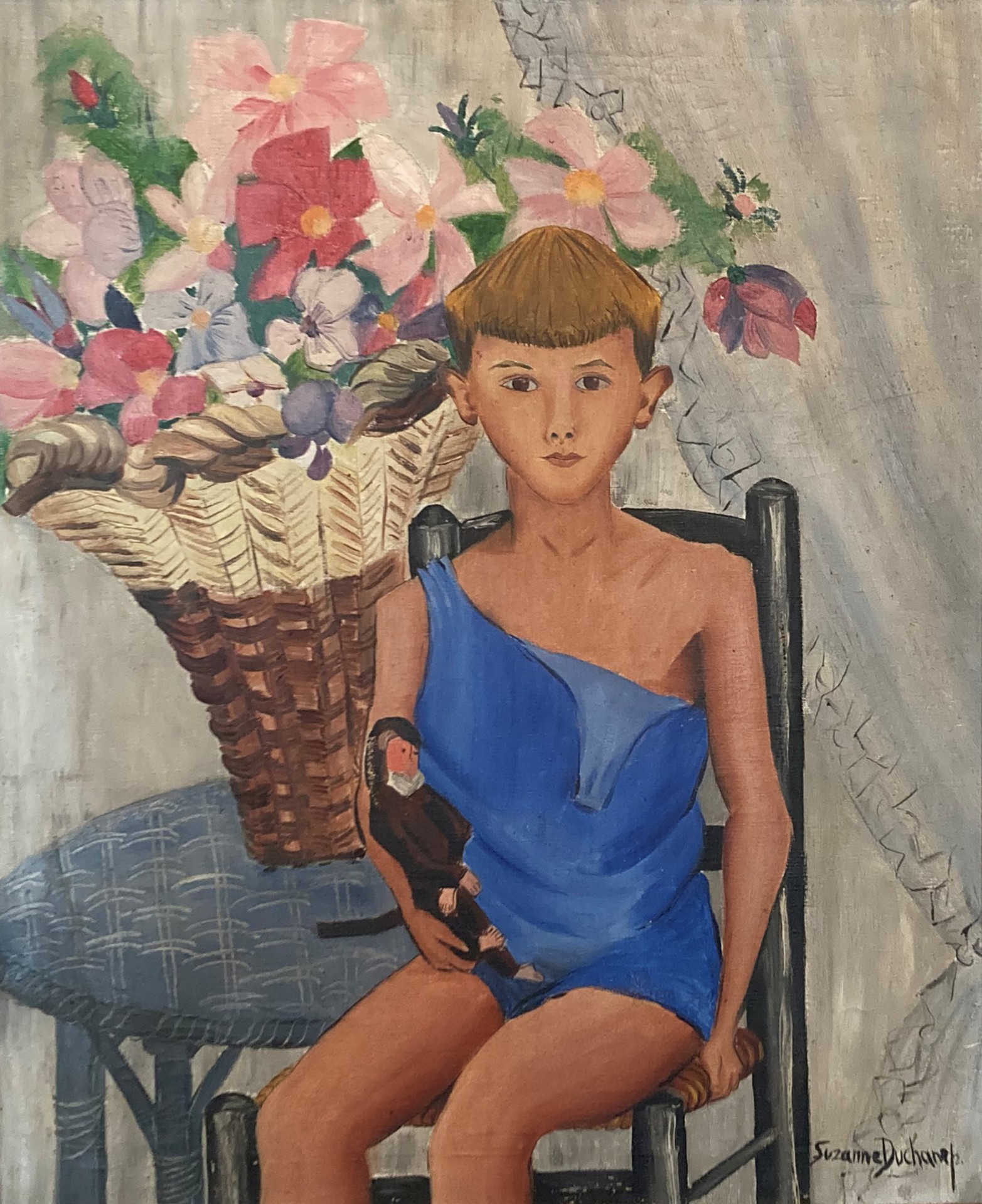 Porträt eines Jungen in blauer Kleidung, der mit einer Puppe sitzt, umgeben von bunten Blumen im Hintergrund.