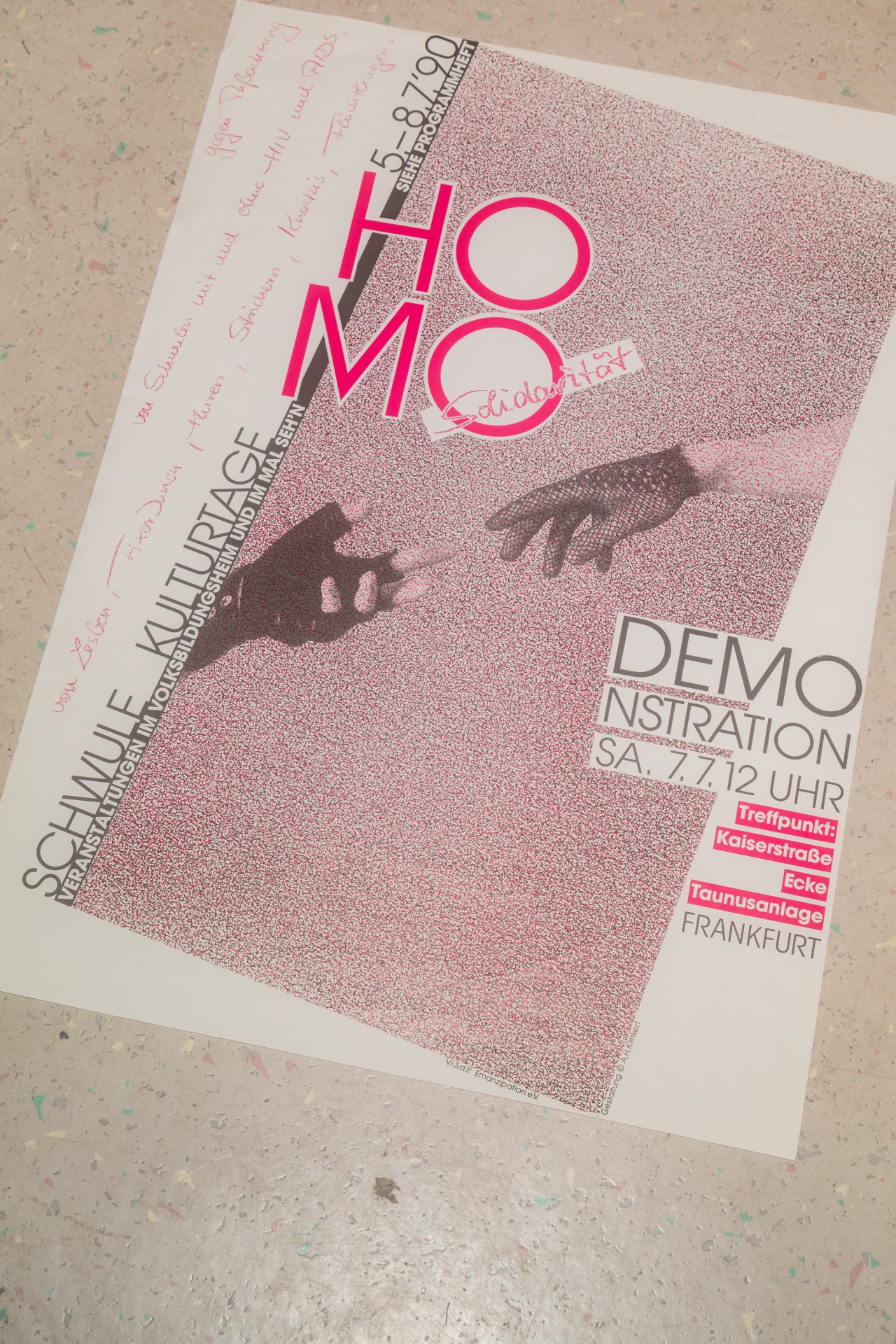 Plakat für die Demonstration in Frankfurt, 5.-7.7.1990, mit „HOMO“ und künstlerischen Handzeichnungen.