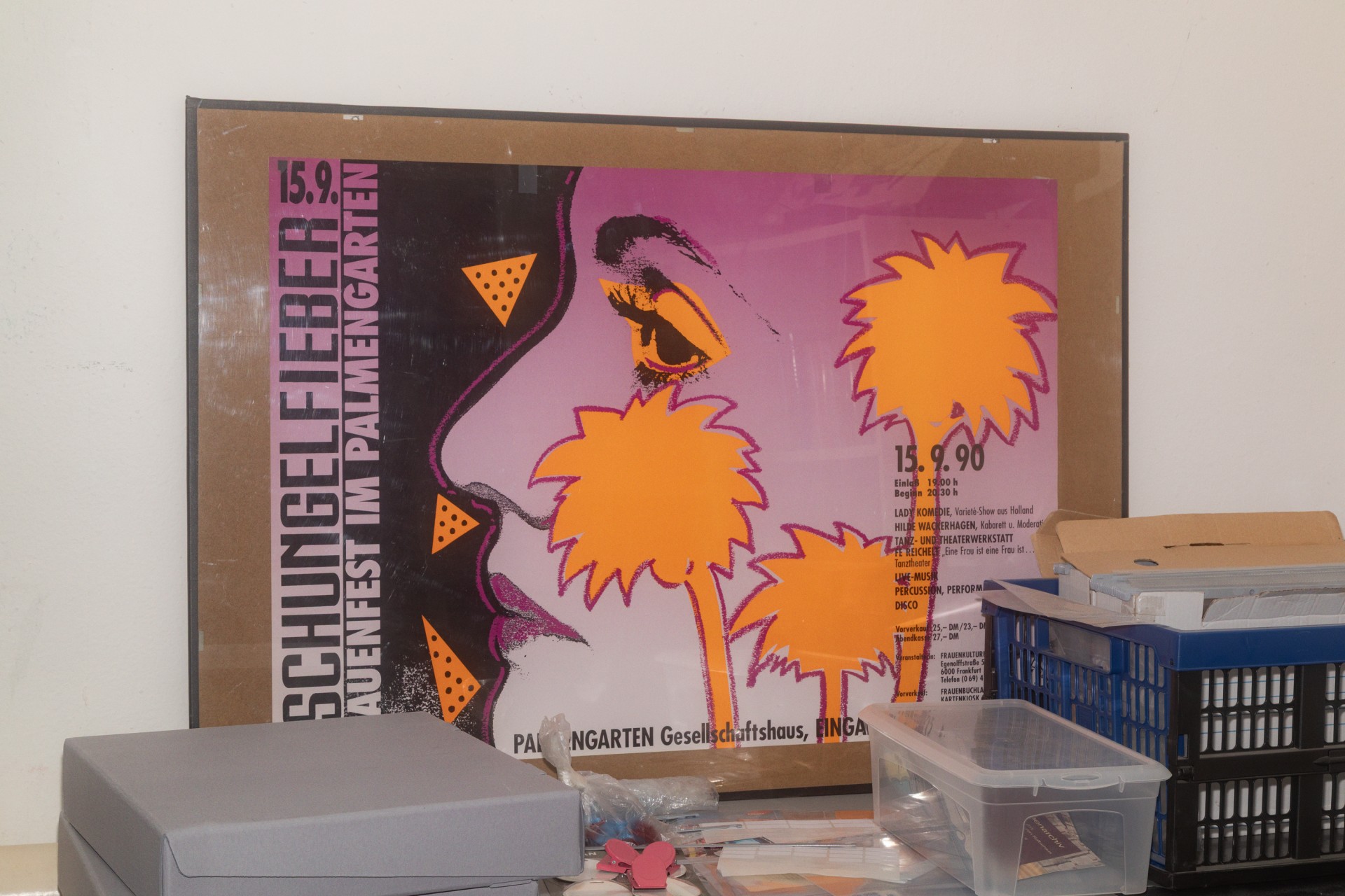 Buntes Plakat mit stilisierter Gesichtsskizze und Palmbaum-Elementen, datiert auf den 15.09.1990.