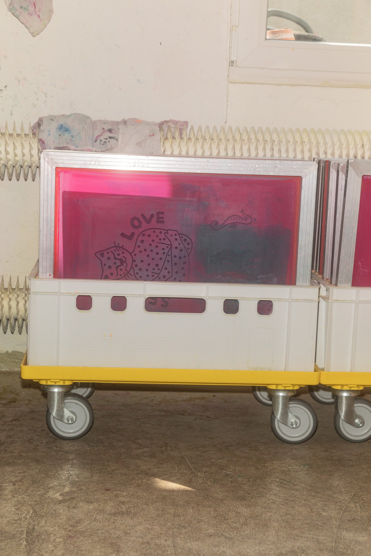 Transparente Druckrahmen mit buntem Hintergrund in einem Wagen. Auf einem Rahmen steht das Wort "LIEBE".
