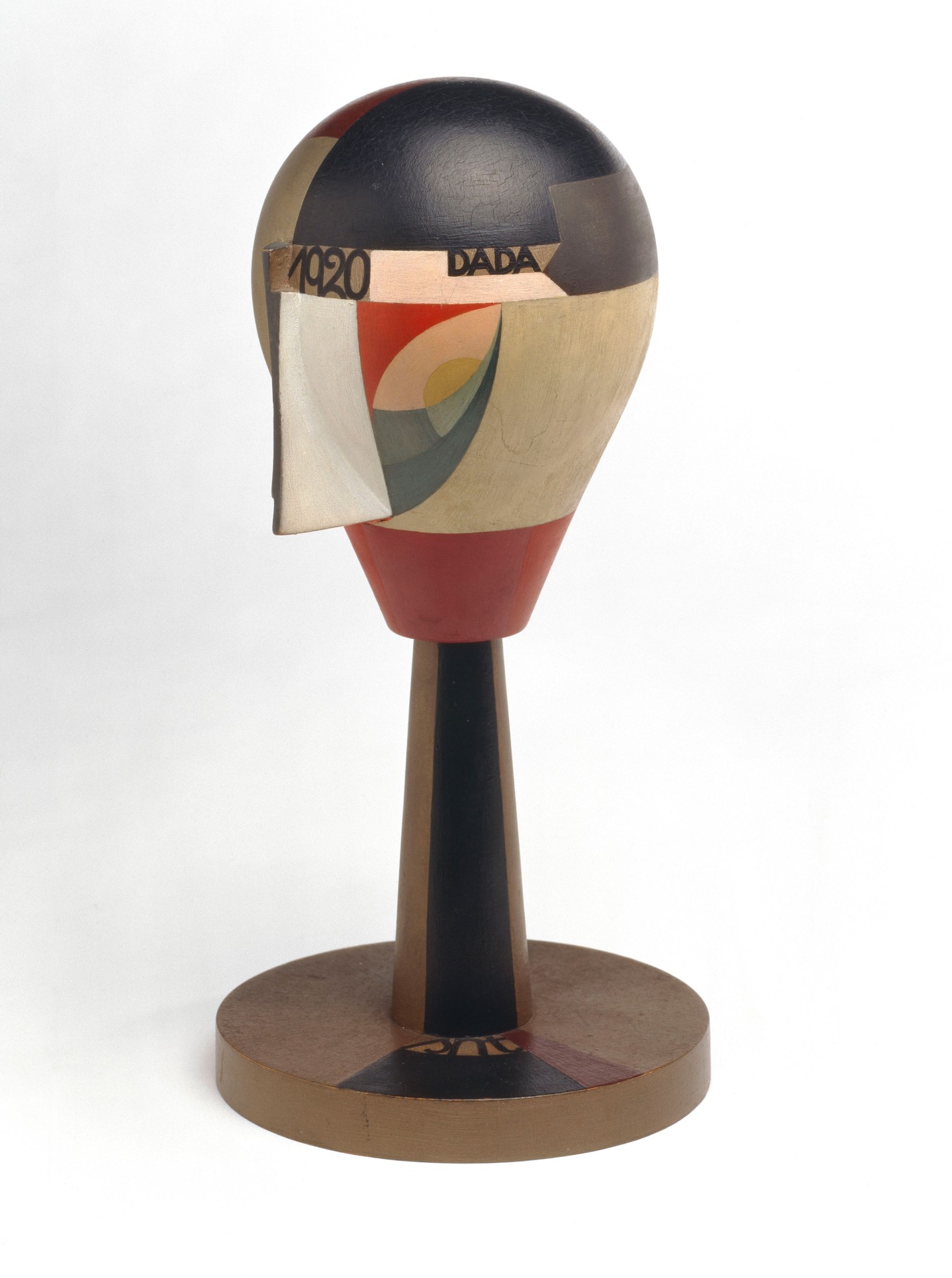 Künstlerische Skulptur mit geometrischen Formen und Dada-Elementen aus dem Jahr 1920.
