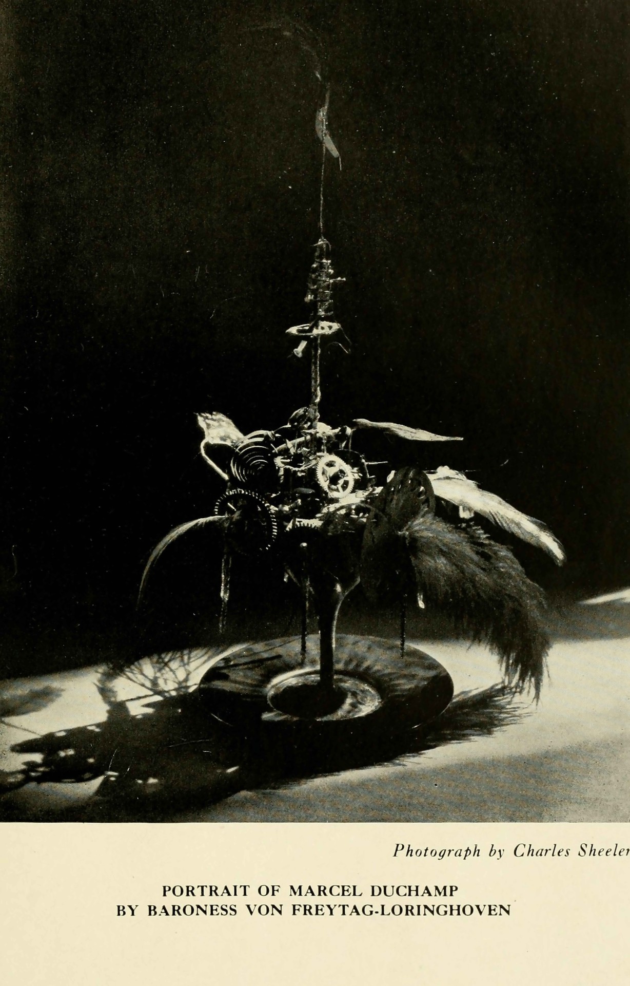 Kunstwerk mit mechanischen Elementen, inspiriert von Marcel Duchamp. Fotografiert von Charles Sheeler.