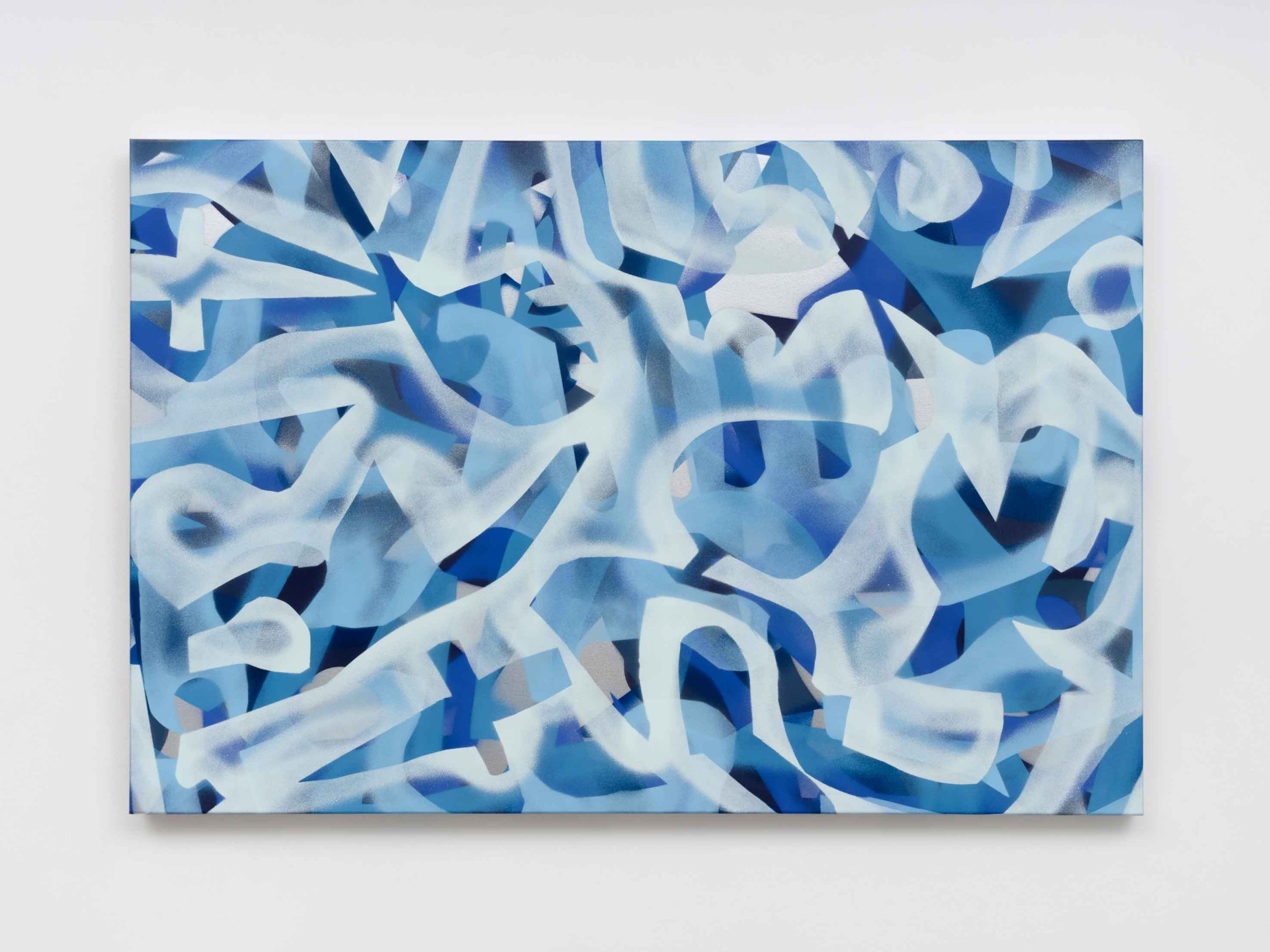 Abstrakte blau-weiße Komposition mit überlagernden Texten und Formen, die Bewegung und Tiefe vermitteln.