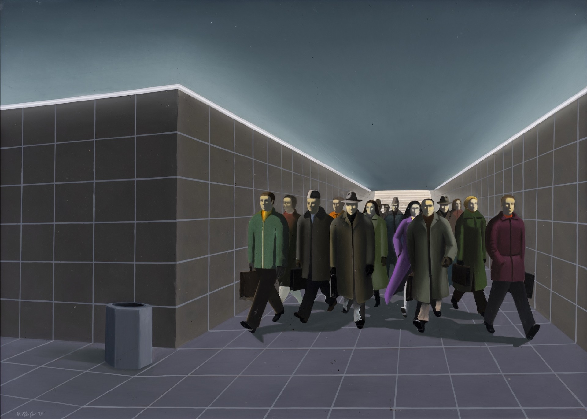 Gruppe von Menschen in Mänteln, die durch einen modernen Gang mit grauen Fliesen und minimalistischem Hintergrund gehen.