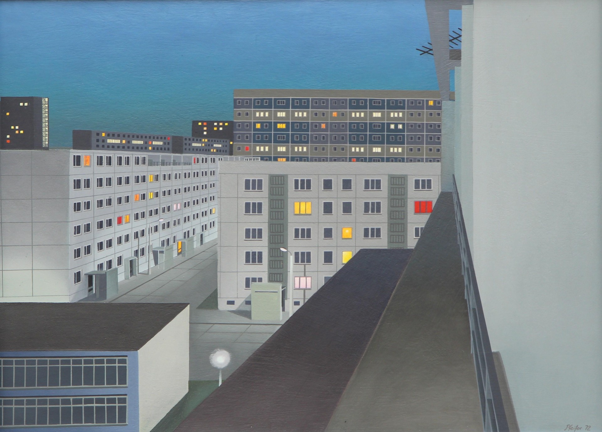 Städtische Architektur zur Dämmerung: graue Wohnblocks mit leuchtenden Fenstern und einer ruhigen Atmosphäre.