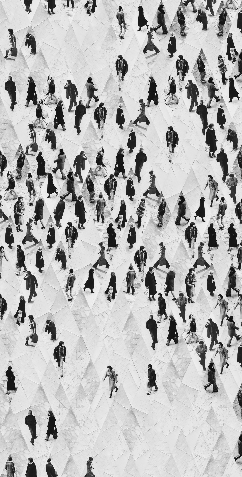 Schwarz-weiße Menschenmengen laufen über ein geometrisches, fragmentiertes Pflaster.