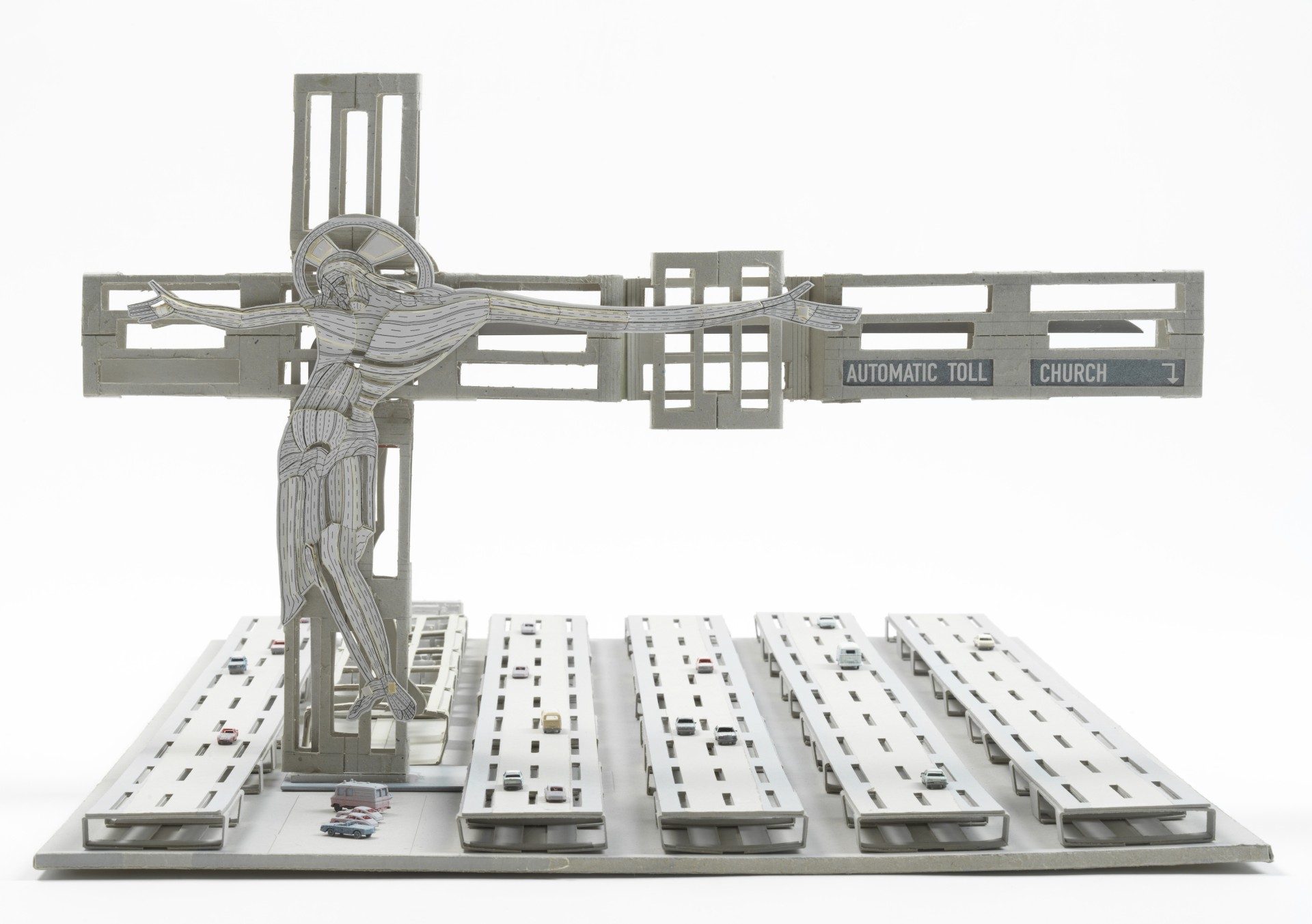 Moderne Kreuzskulptur mit einem Fahrzeug-Mautsystem und dem Schriftzug "AUTOMATIC TOLL CHURCH".