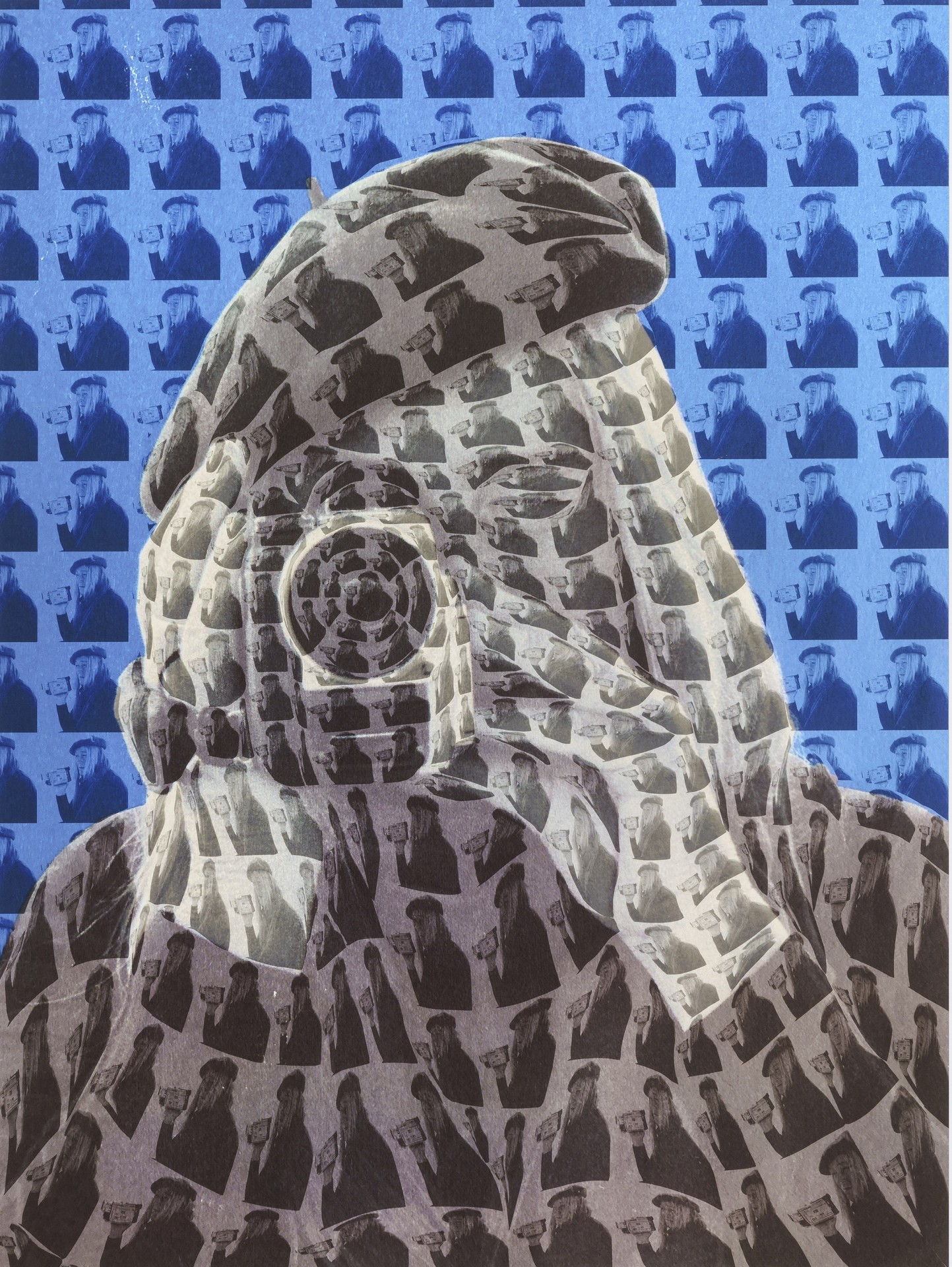 Künstlerisches Porträt einer Figur mit mehreren Überlagerungen vor blauem Hintergrund.