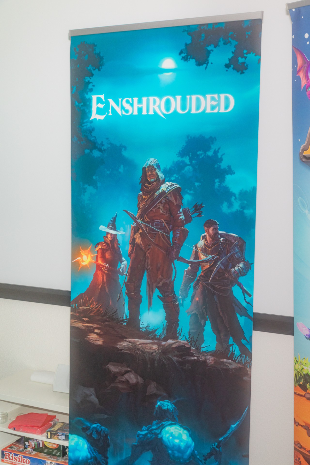 Künstlerisches Banner zu "Enshrouded" mit vier Kämpfern in einer mystischen Umgebung, erleuchtet vom Mondschein.
