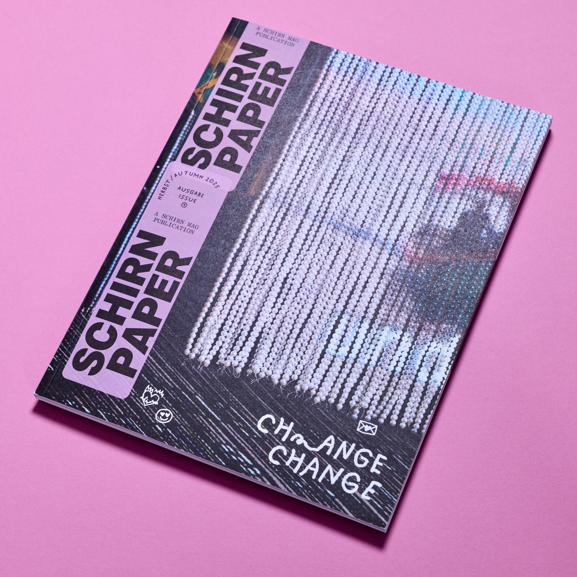 Cover des Schirn Paper Magazins, Herbst 2023, mit dem Titel "CHANGE" auf pinkem Hintergrund.