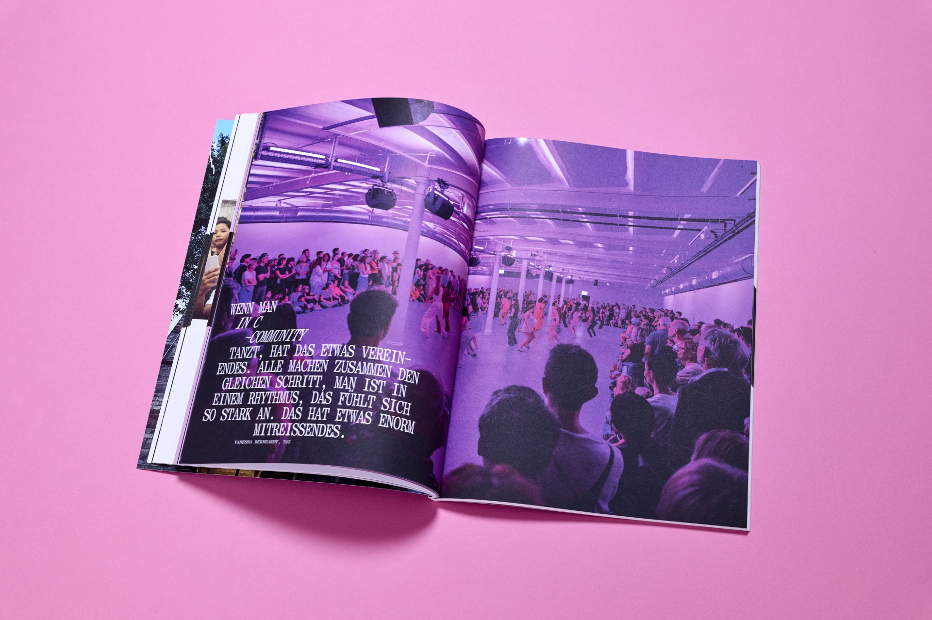 Offenes Buch mit einer Tanzveranstaltung, zuschauende Menschenmenge, auf violettem Hintergrund, auffälliger Text zur Gemeinschaft.