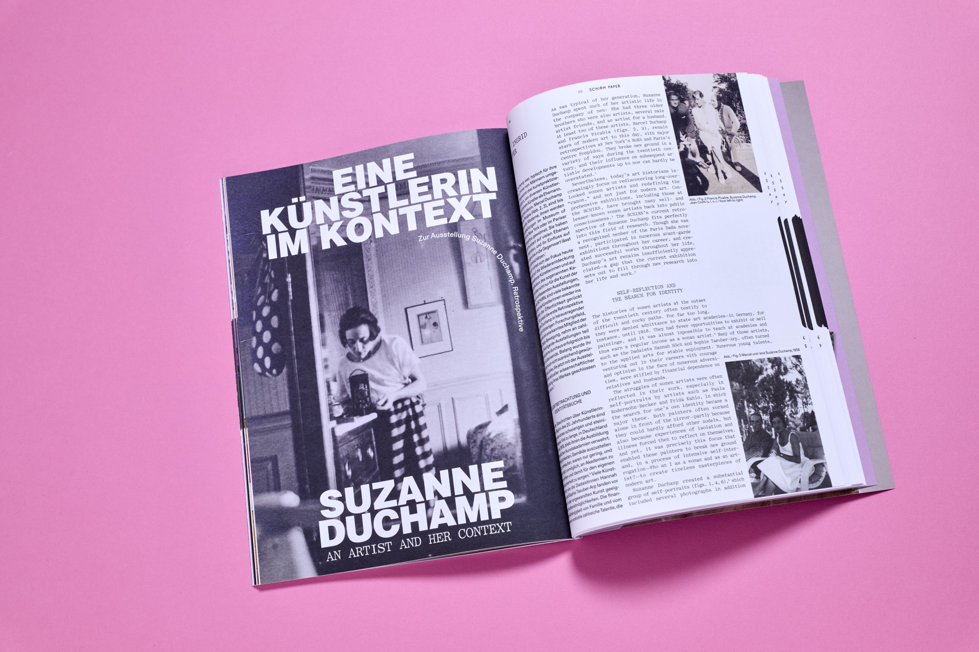 Aufgeschlagenes Magazin über Suzanne Duchamp, schwarze Schrift auf weißem Hintergrund und pinkem Untergrund.