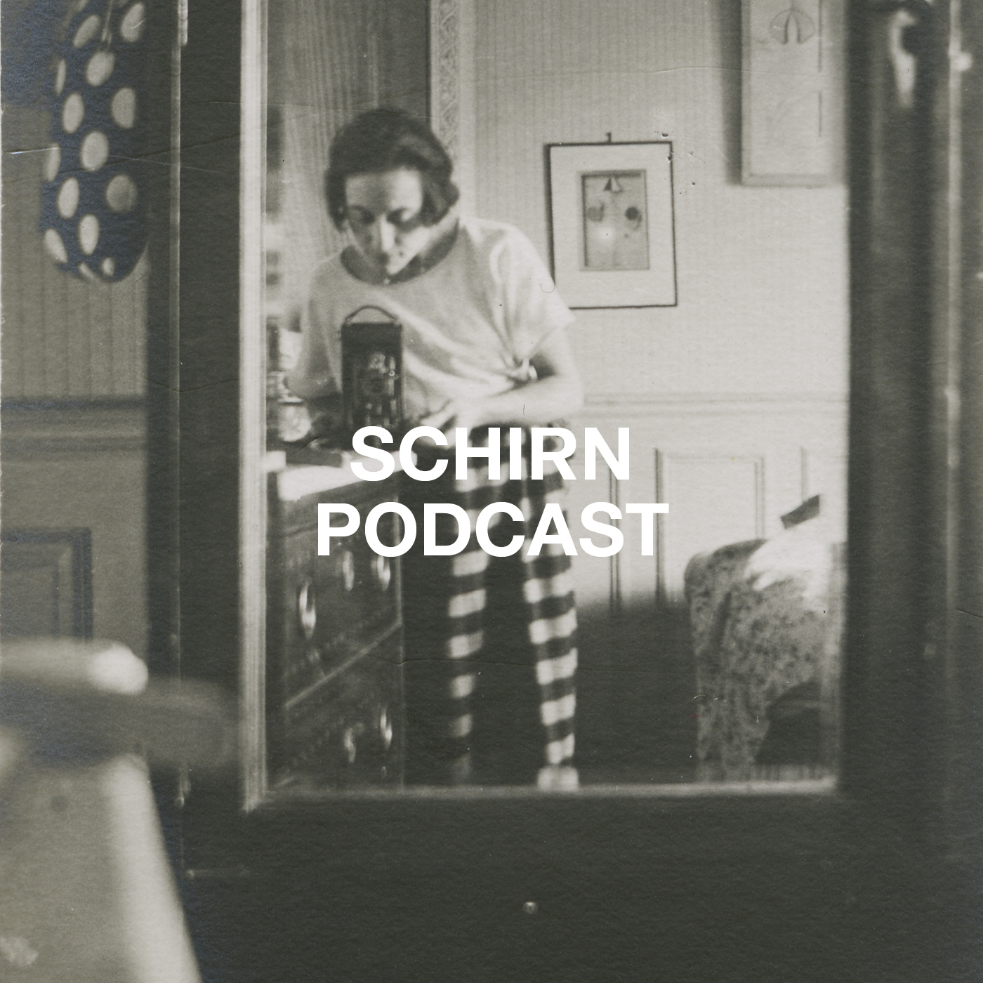 Schwarz-weiß-Bild einer Frau in gestreiften Hosen vor einem Spiegel, Text: „SCHIRN PODCAST“.