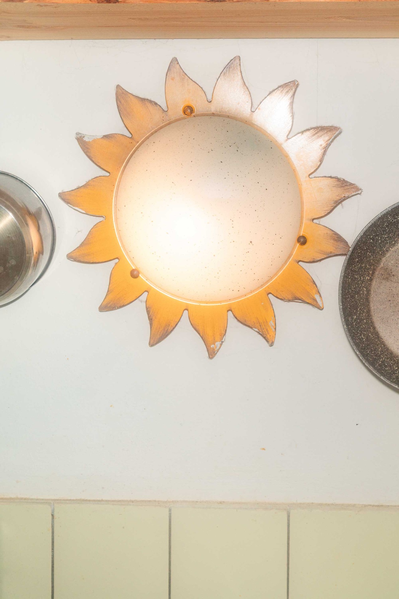 Dekorative Wand-Sonnenschale mit zwei weiteren Schalen auf einer hellen Fläche.