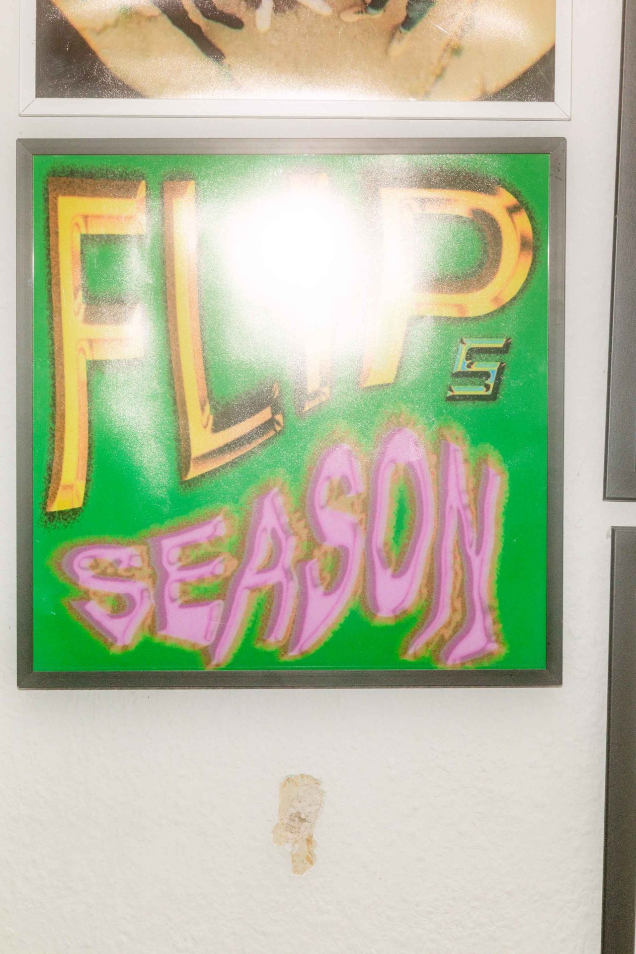 Buntes Kunstwerk mit dem Schriftzug "FLIP SEASON" auf grünem Hintergrund.