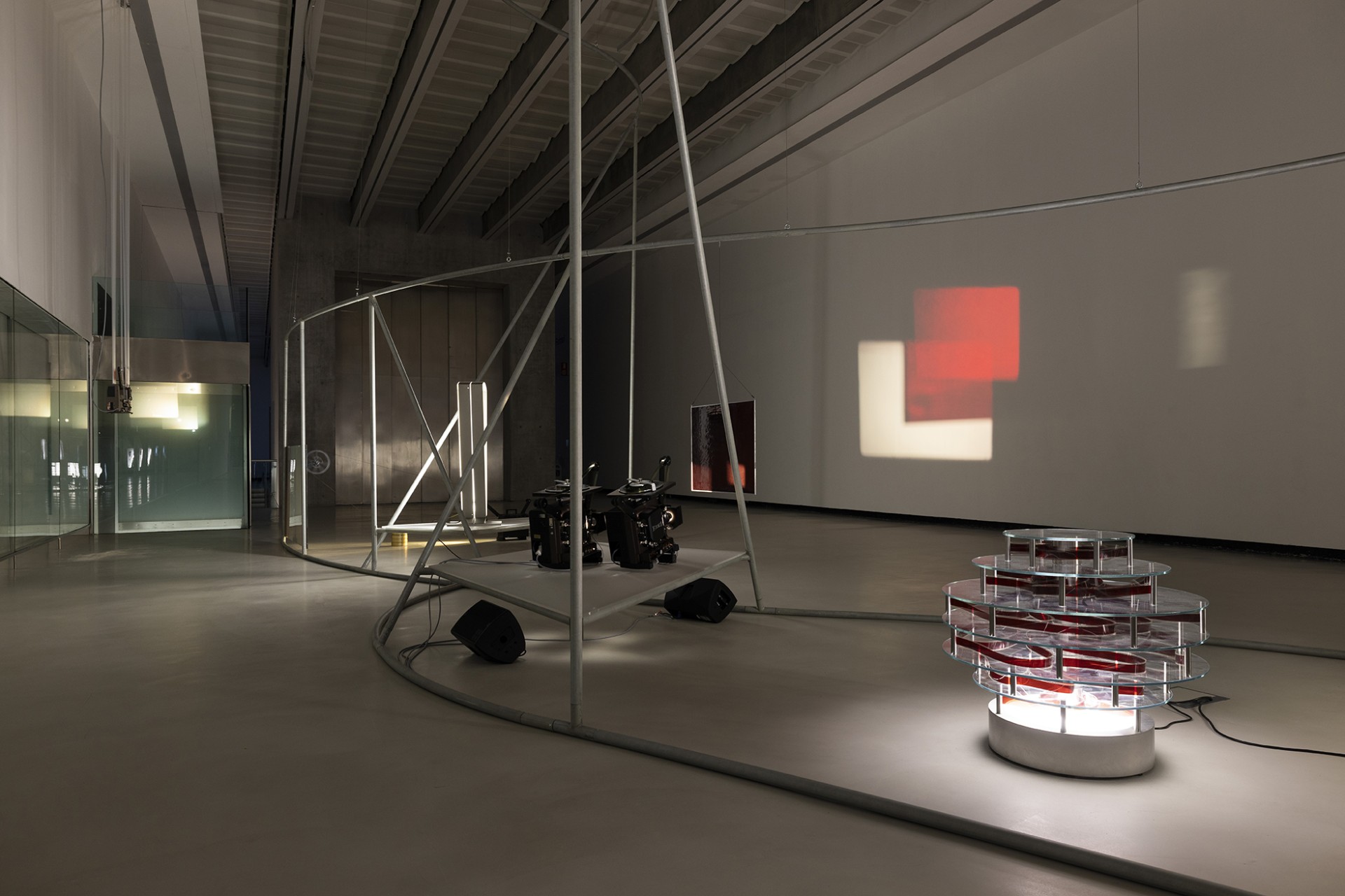 Moderne Kunstausstellung mit Skulpturen und Lichtinstallationen in einem minimalistischen Raum.