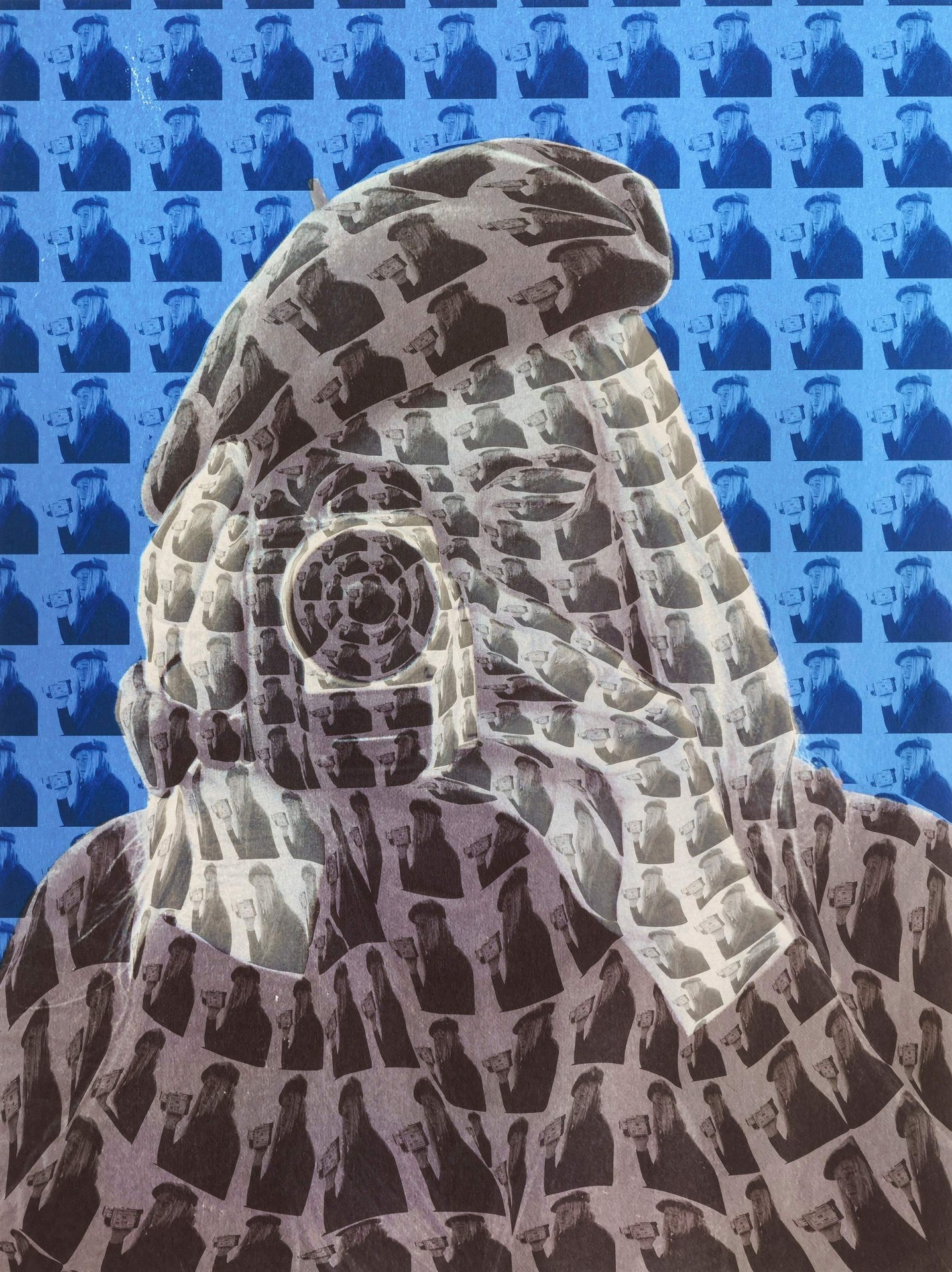 Künstlerisches Porträt einer Person mit Kamera, umgeben von ähnlichen Bildern auf blauem Hintergrund.