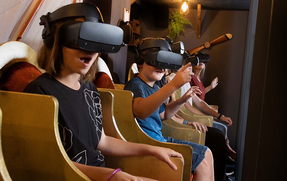Kinder erleben in einem modernen Freizeitlokal ein spannendes Virtual-Reality-Abenteuer.