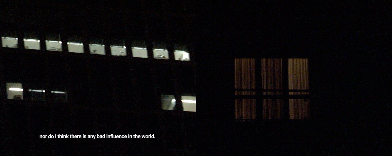 Dunkles Bild mit leuchtenden Fenstern eines Gebäudes und einem Text über weltweiten Einfluss.