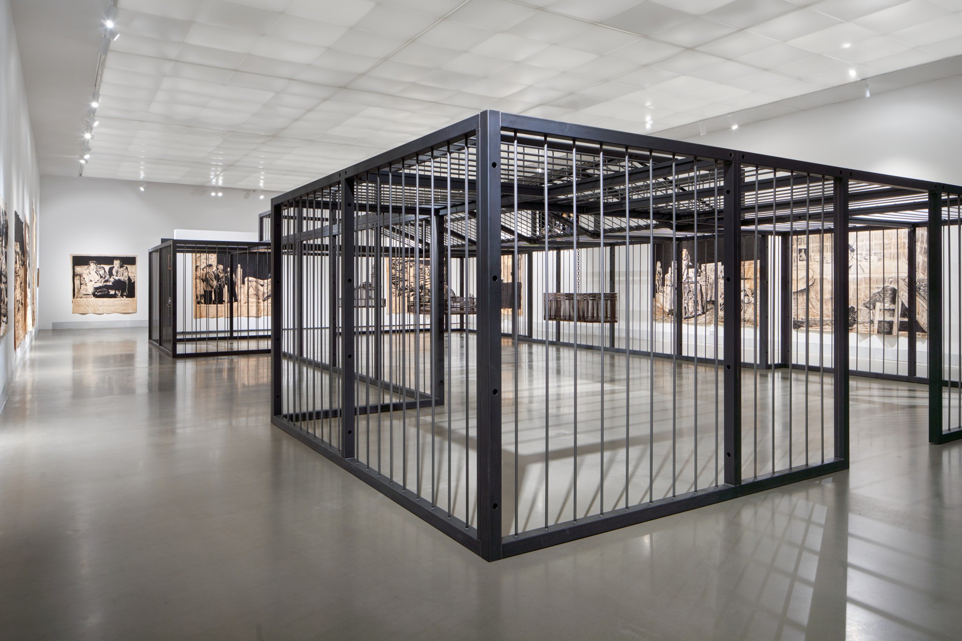 Moderne Kunstgalerie mit zentraler Gitterstruktur-Installation und Ausstellungstafeln an den Wänden.