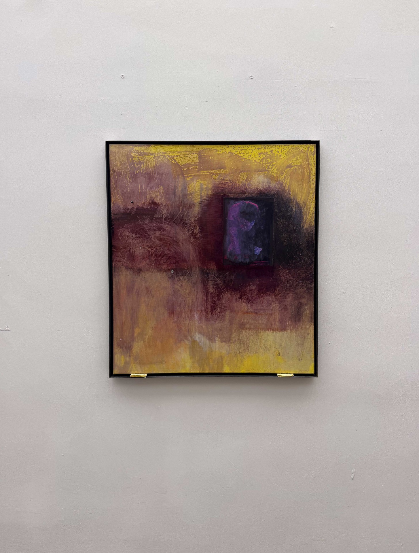 Abstraktes Gemälde in warmen Tönen von Gelb und Braun, mit einem kleinen schwarzen Rechteck.