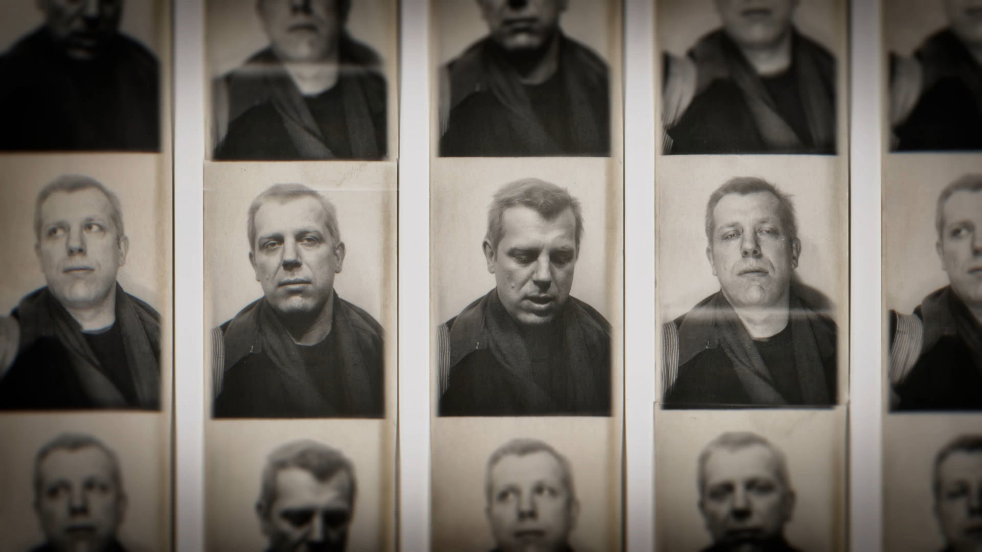 Schwarz-weiße Passfotos eines Mannes in verschiedenen Posen, nachdenklich und ernst schauend.