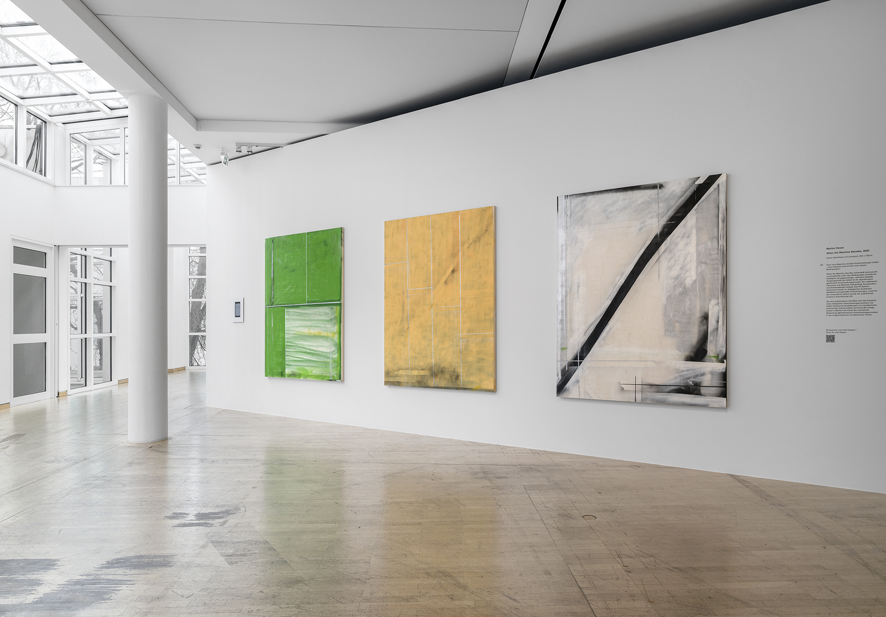 Moderne Kunstgalerie mit abstrakten Gemälden in Grün, Gelb und Grau an einer weißen Wand. Helle und einladende Atmosphäre.