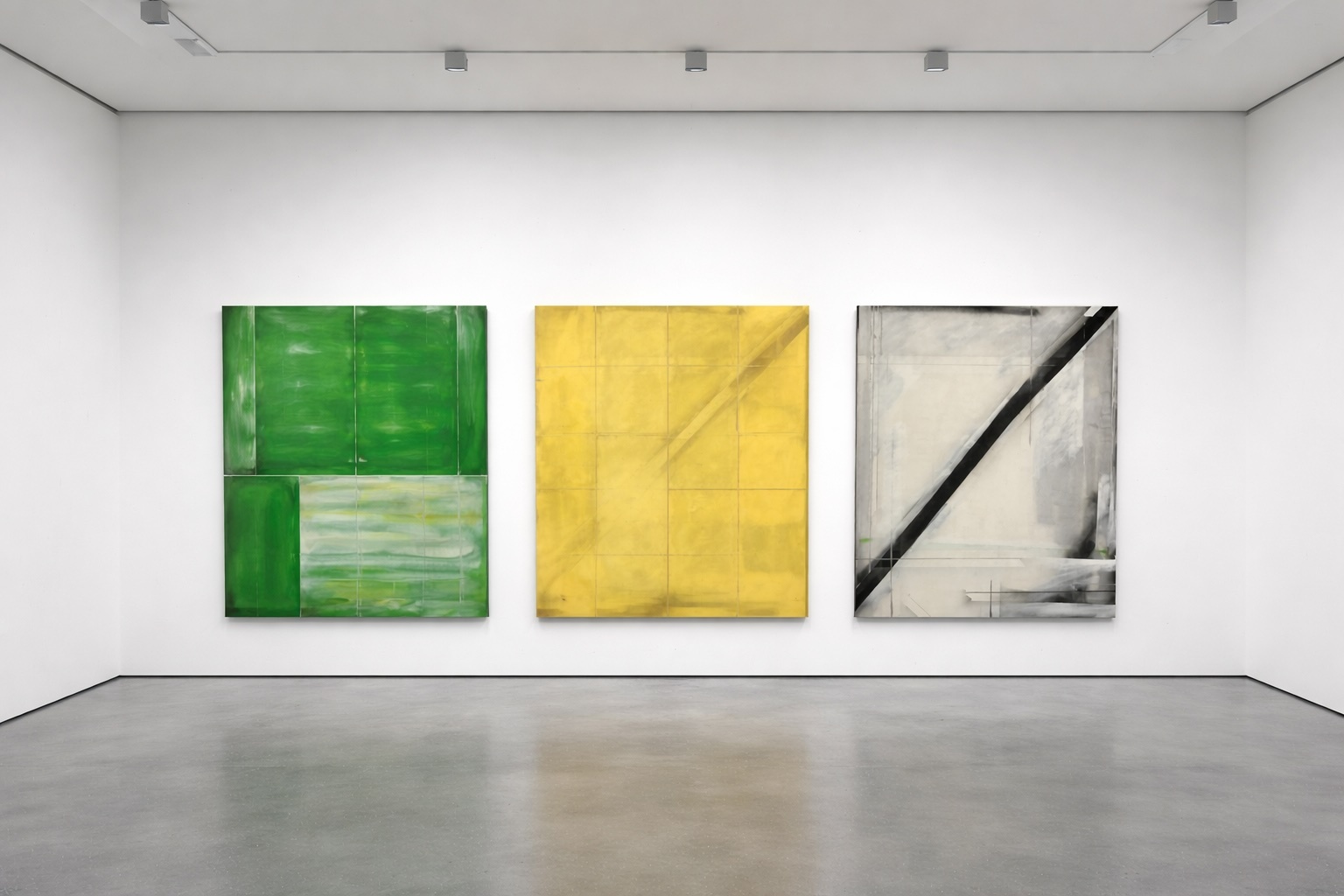 Drei abstrakte Gemälde in Grün, Gelb und Grau in einem modernen Ausstellungsraum mit weißen Wänden.
