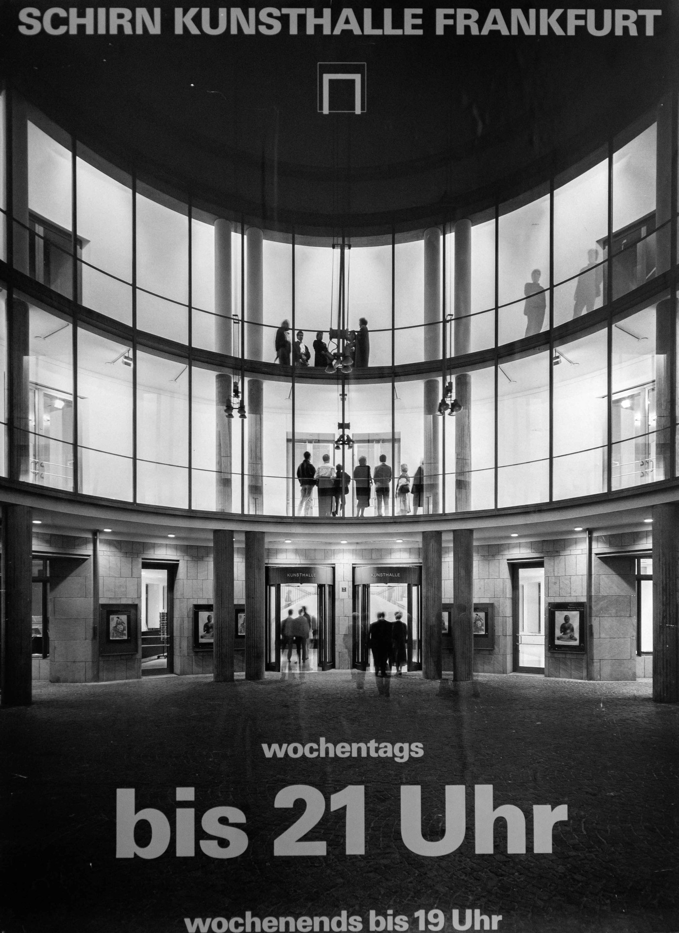 Schwarz-weißes Bild der Schirn Kunsthalle Frankfurt, Besucher im Eingangsbereich und die Öffnungszeiten sichtbar.