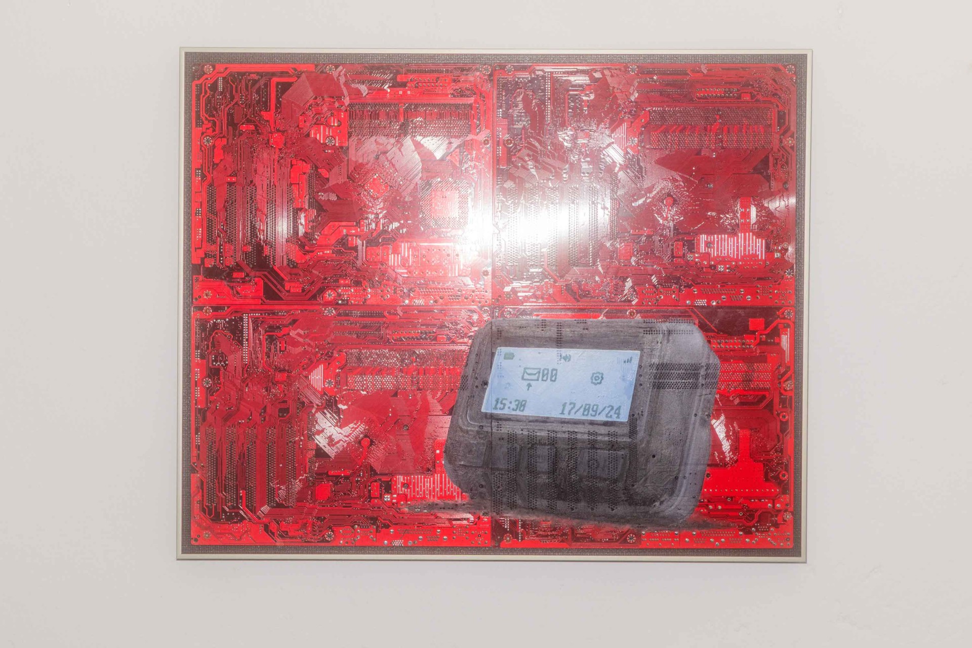 Rotes Kunstwerk mit Leiterplattendesign und digitalem Bildschirm.