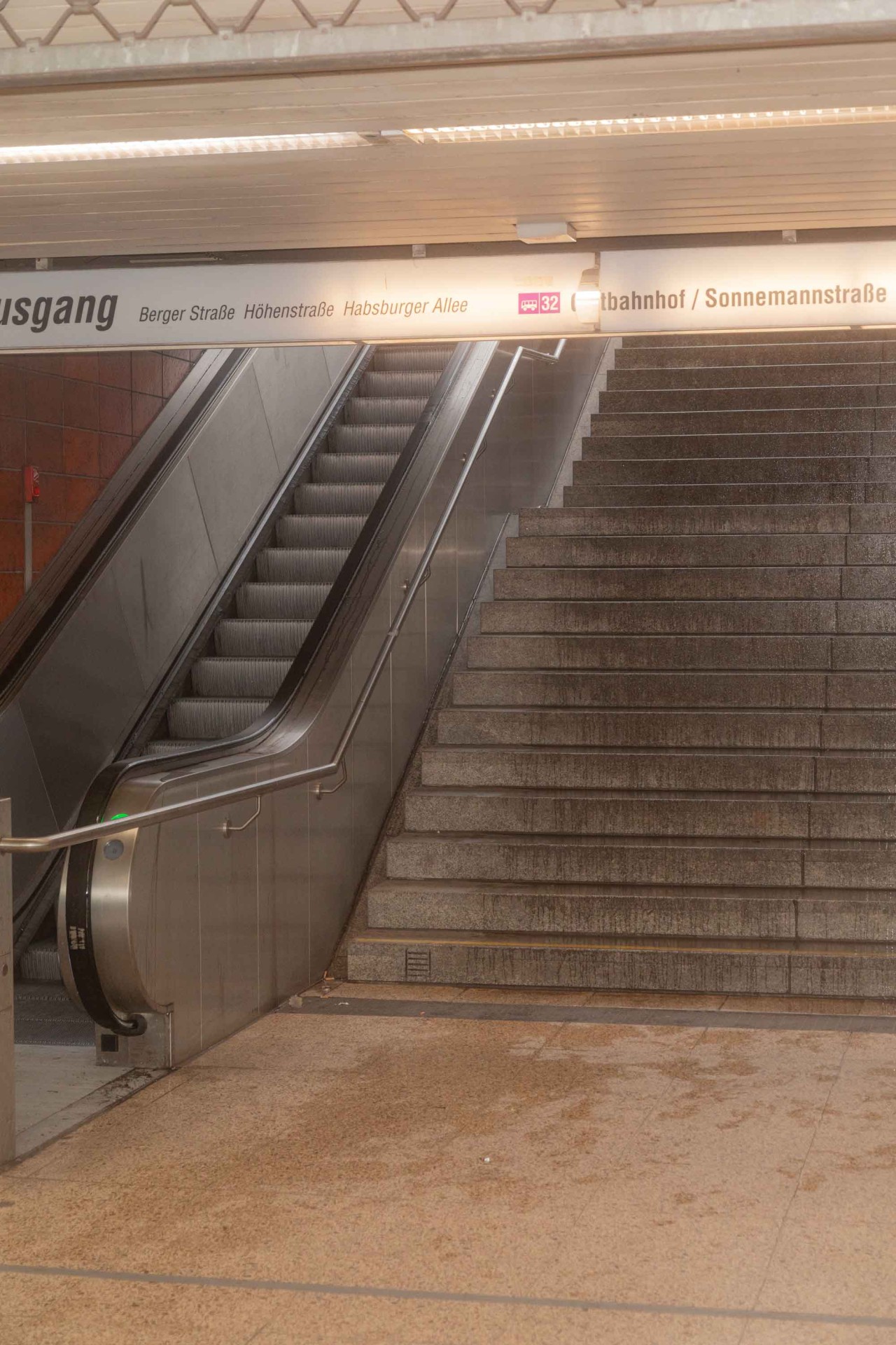 U-Bahn-Ausgang mit Treppen und Rolltreppe, Beschilderung zur Berger Straße und Habsburger Allee.