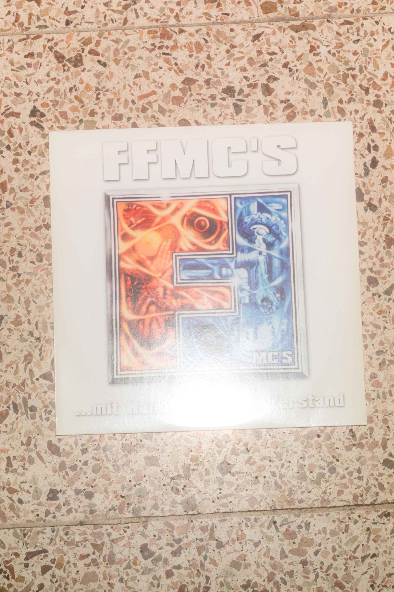 Ein musikalisches Cover mit dem Titel "FFMC'S" zeigt ein großes, kreatives, farbenfrohes "F" auf weißem Hintergrund.